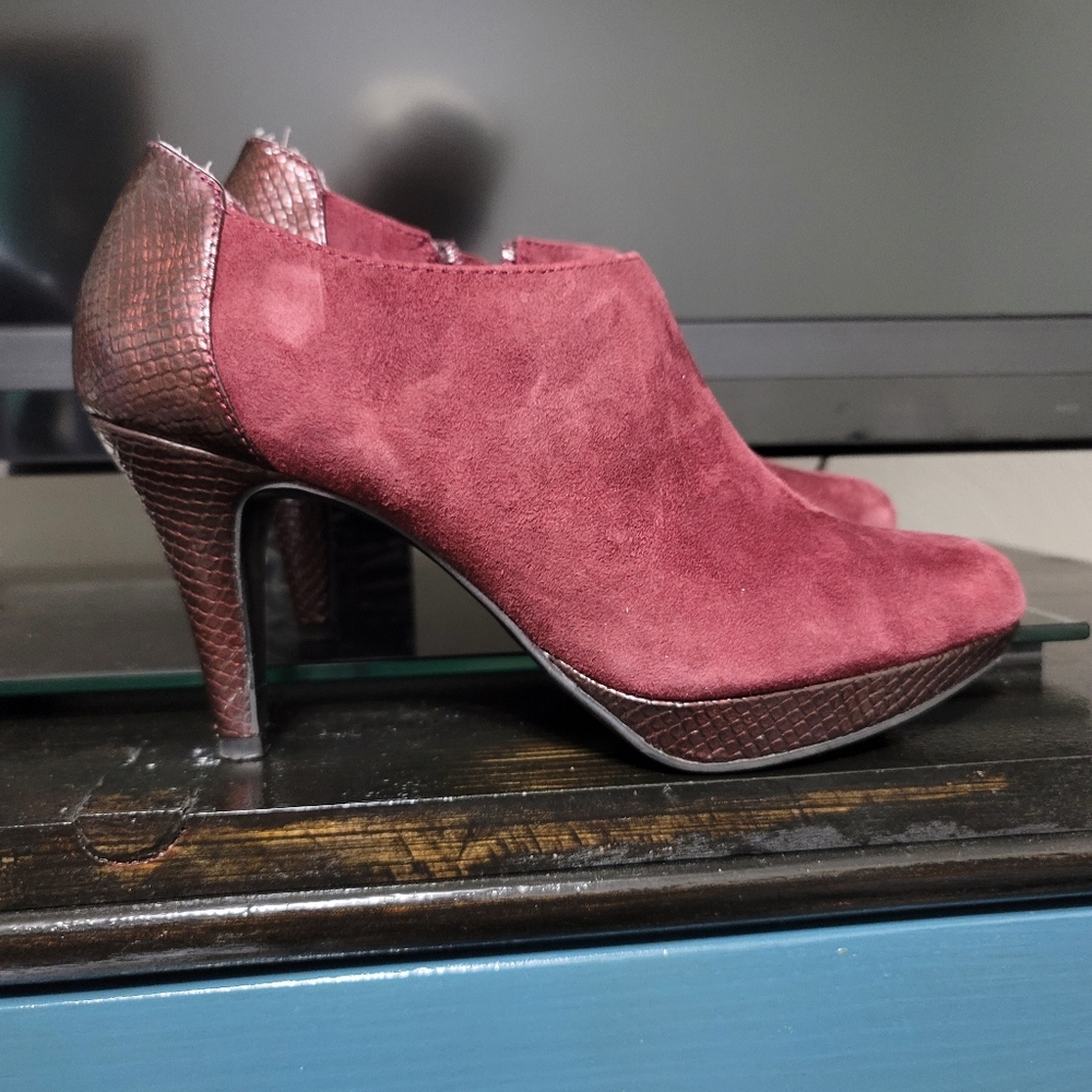 Bandolino Cardinal leather heels.  8.  (739)
